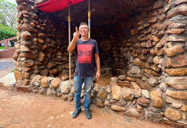 GRUTA COM PRESÉPIO ESTÁ SENDO CONSTRUÍDA NA PARÓQUIA SAGRADA FAMÍLIA