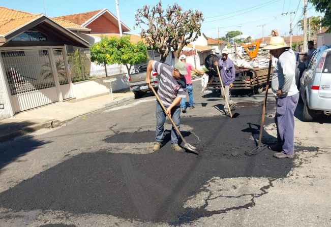 EQUIPE DA OPERAÇÃO TAPA BURACOS SEGUE TRABALHANDO CONSTANTEMENTE