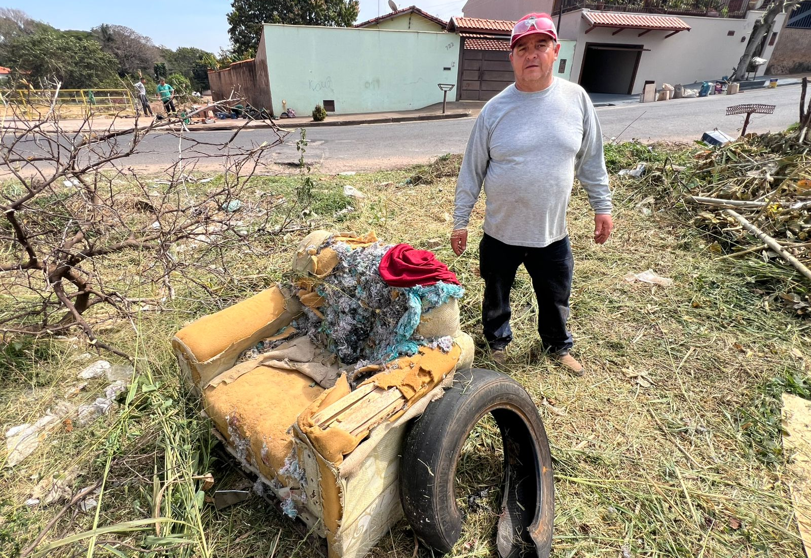 EQUIPE DA PREFEITURA REALIZA LIMPEZA NO BAIRRO VILA SANTA ROSA!