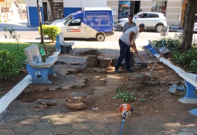 MELHORIAS NO DISTRITO - PREFEITURA REALIZA REPAROS NA PRAÇA DE IGARAÍ
