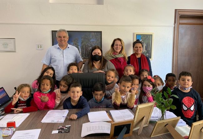 ALUNOS DA EMEB HERMELINDA VIEIRA VISITAM GABINETE DO PREFEITO