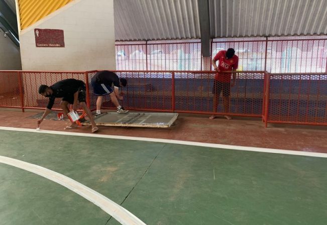  DERLA E PROJETO ‘HANDEBOL PARA TODOS’ REVITALIZA QUADRA DO CAIC.