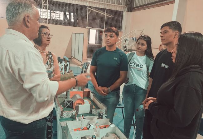 FEIRA DE PROFISSÕES NA ETEC