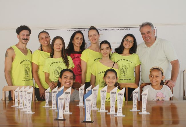 PREFEITO RECEBE GRUPO DE DANÇA DO TEATRO MUNICIPAL DE MOCOCA