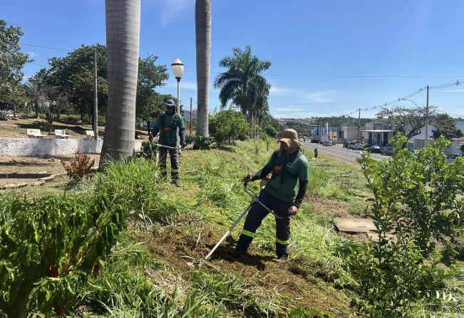 EQUIPE DA LIMPEZA PÚBLICA TRABALHA NESTA QUARTA-FEIRA NA AVENIDA TIRADENTES EM MOCOCA