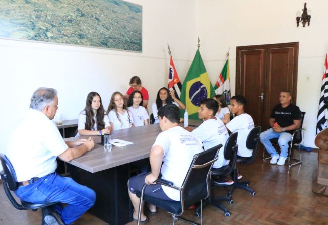 PREFEITO RECEBE VISITA DOS ALUNOS DA ESCOLA BARÃO DE MONTE SANTO