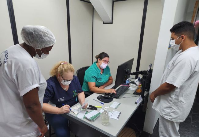 SAÚDE REALIZA CAMPANHA ESPECIAL DE VACINAÇÃO NA EMPRESA MOCOCA SA - MEDIDA GARANTE ATINGIR DIRETAMENTE PÚBLICO COM VACINAS EM ATRASO