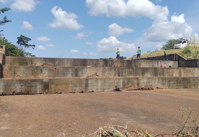 PREFEITURA REALIZA LIMPEZA E MANUTENÇÃO DAS COMPORTAS DO PISCINÃO 