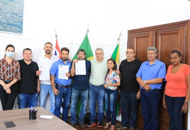 MARCO PARA O DESENVOLVIMENTO ECONÔMICO DE MOCOCA: PREFEITO ASSINA CONTRATOS DE DOAÇÃO DE TERRENOS PARA AS PRIMEIRAS EMPRESAS CONTEMPLADAS COM A NOVA LEI