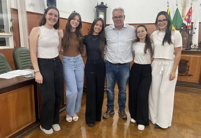 ALUNAS DA UNIFEOB APRESENTAM O “PROJETO CALÇADÃO NO CENTRO DE MOCOCA”