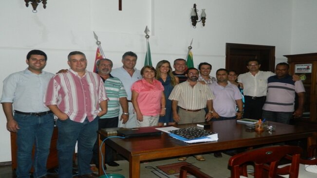 O Departamento Municipal de Trânsito adverte os motoristas que estacionam em vagas destinadas a idosos e aos portadores de necessidades especiais. Mesmo que seja rápida a parada, estas vagas devem ser respeitadas - sujeitas a multa.