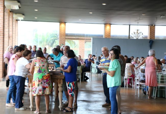 DEPARTAMENTO DE HABITAÇÃO E DESENVOLVIMENTO SOCIAL PROMOVE ALMOÇO PARA O CENTRO DE IDOSOS