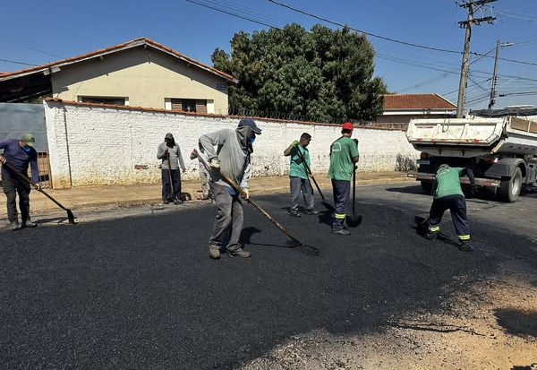  OPERAÇÃO TAPA-BURACOS CHEGA NO BAIRRO VILA SANTA ROSA!!