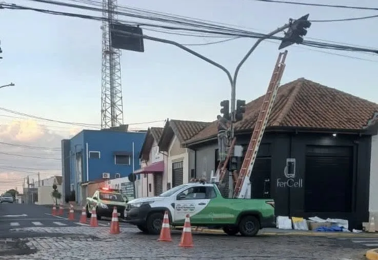 MANUTENÇÃO E REPARO EM SEMÁFOROS DA CIDADE CONTINUA