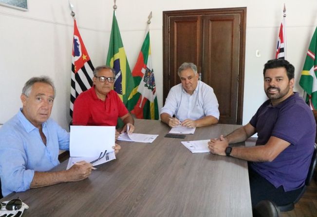 SAÚDE – PREFEITURA ASSINA CONVÊNIO PARA MANUTENÇÃO DE NOVOS LEITOS DE UTI DA SANTA CASA