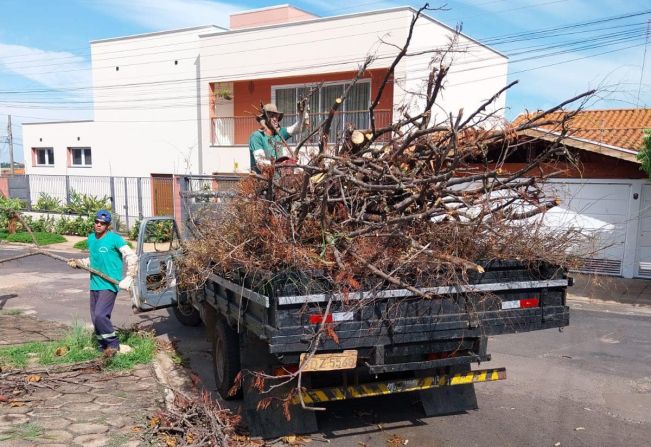 GALHOS, MÓVEIS, LIXOS E ENTULHOS SÃO RECOLHIDOS DAS RUAS NESTA QUARTA-FEIRA