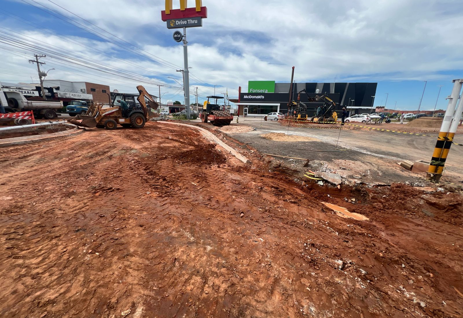 OBRAS DA CONSTRUÇÃO DA ROTATÓRIA, MELHORIA E REVITALIZAÇÃO DA AV. AMÉRICO PEREIRA LIMA A TODO VAPOR