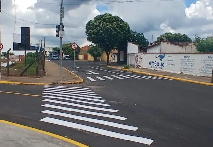 PREFEITURA REALIZA REVITALIZAÇÃO DA SINALIZAÇÃO NO BAIRRO COHAB II