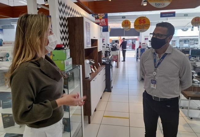 FUNDO DE SOLIDARIEDADE RECEBE DOAÇÃO DE AGASALHOS DAS CASAS BAHIA