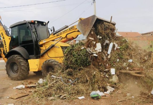 PREFEITURA REALIZA LIMPEZA GERAL EM TERRENOS