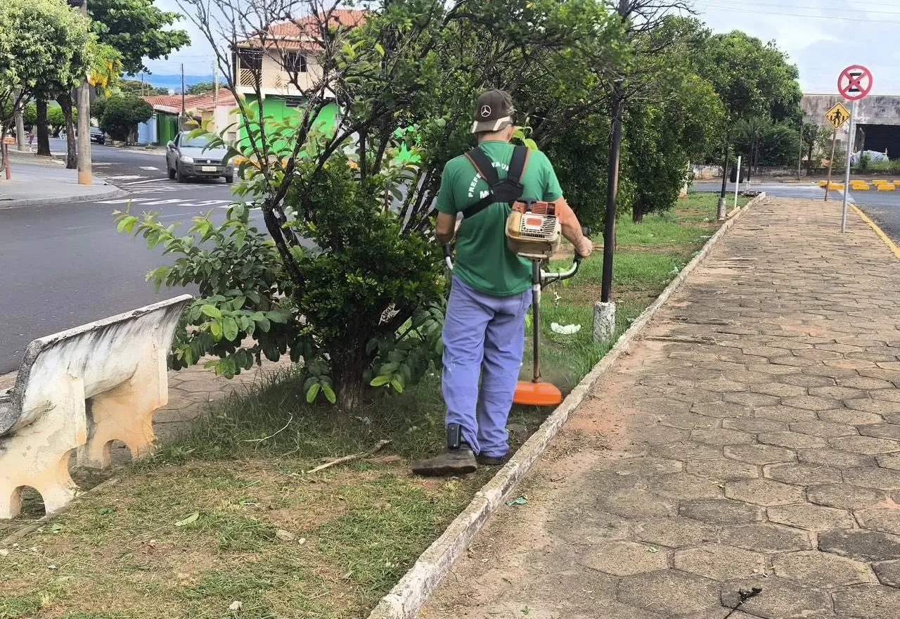 LIMPEZA URBANA SEGUE EM DIVERSOS PONTOS DA CIDADE