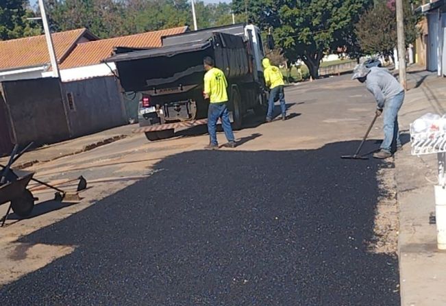 EQUIPE DA OPERAÇÃO TAPA BURACOS SEGUE TRABALHANDO CONSTANTEMENTE