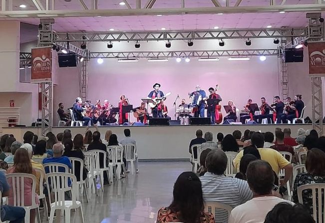 CONCERTO DA ORQUESTRA VIOLAS E VIOLINOS EMOCIONAM PÚBLICO
