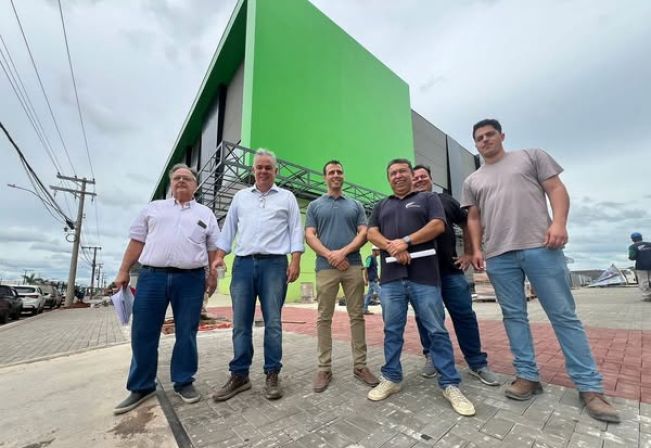 PREFEITO EDUARDO BARISON VISITA SHOPPING FONSECA EM FASE FINAL DE OBRAS 