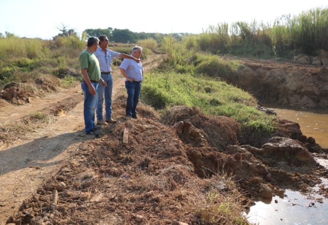 PREFEITURA MUNICIPAL DE MOCOCA INICIA LIMPEZA NOS PISCINÕES DA CIDADE