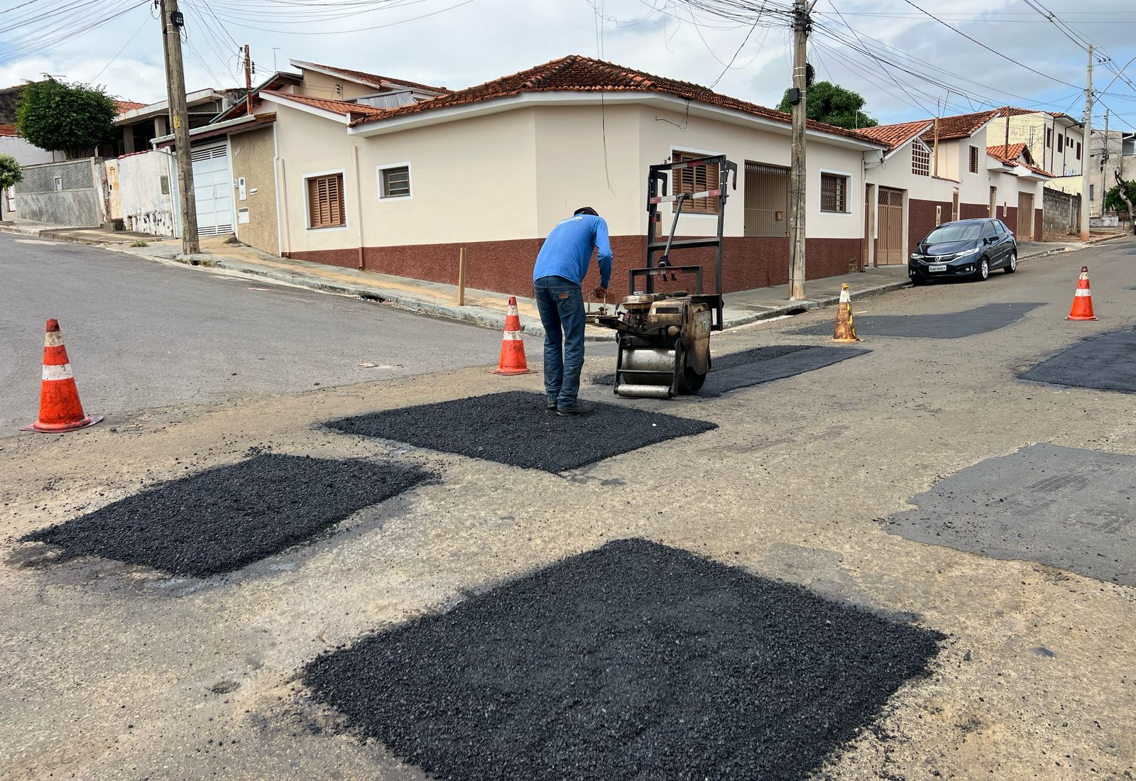 OPERAÇÃO TAPA BURACOS CONTINUA PELAS RUAS DE MOCOCA