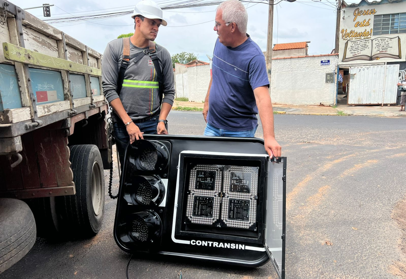  MANUTENÇÃO E REPARO EM SEMÁFOROS DA CIDADE CONTINUA 