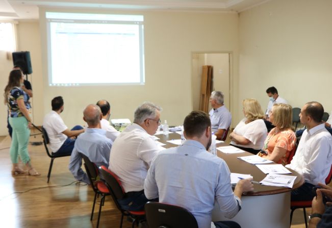 PREFEITO PARTICIPA DA ASSEMBLEIA DE PRESTAÇÃO DE CONTAS DO CONDERG NA CIDADE DE DIVINOLÂNDIA 