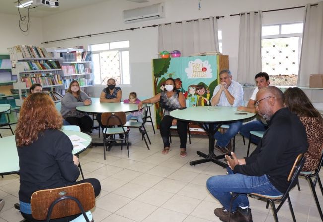 O FUTURO EM BOAS MÃOS: PREFEITO E EQUIPE DE EDUCAÇÃO VISITAM EMEB ANA LÚCIA E ANUNCIAM INÍCIO DAS OBRAS NA ESCOLA 