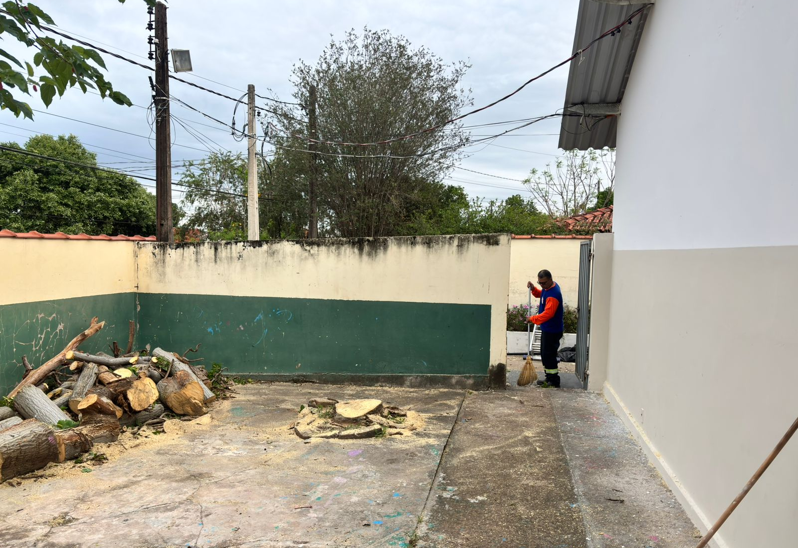 DEFESA CIVIL CONCLUI SERVIÇO DE EXTRAÇÃO DE ÁRVORE NA EMEB 