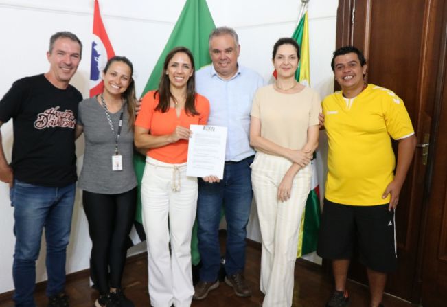 PREFEITO ASSINA CONVÊNIO COM A ESCOLA SESI PARA IMPLEMENTAÇÃO DE ACADEMIA EM FAVOR DA POPULAÇÃO DE MOCOCA