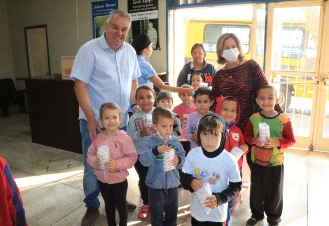 ALUNOS DA REDE MUNICIPAL DE ENSINO DE MOCOCA VÃO A SESSÃO DE CINEMA 