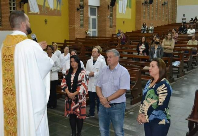 PREFEITO EDUARDO BARISON PARTICIPA DE MISSA EM HOMENAGEM AOS TRÊS PODERES