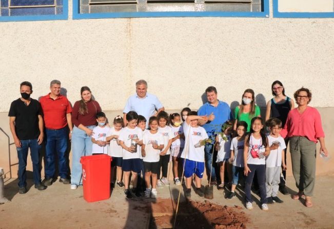 PREFEITURA E ALUNOS REALIZAM PLANTIO DE ÁRVORES NA CALÇADA DA ESCOLA BARRETO COELHO