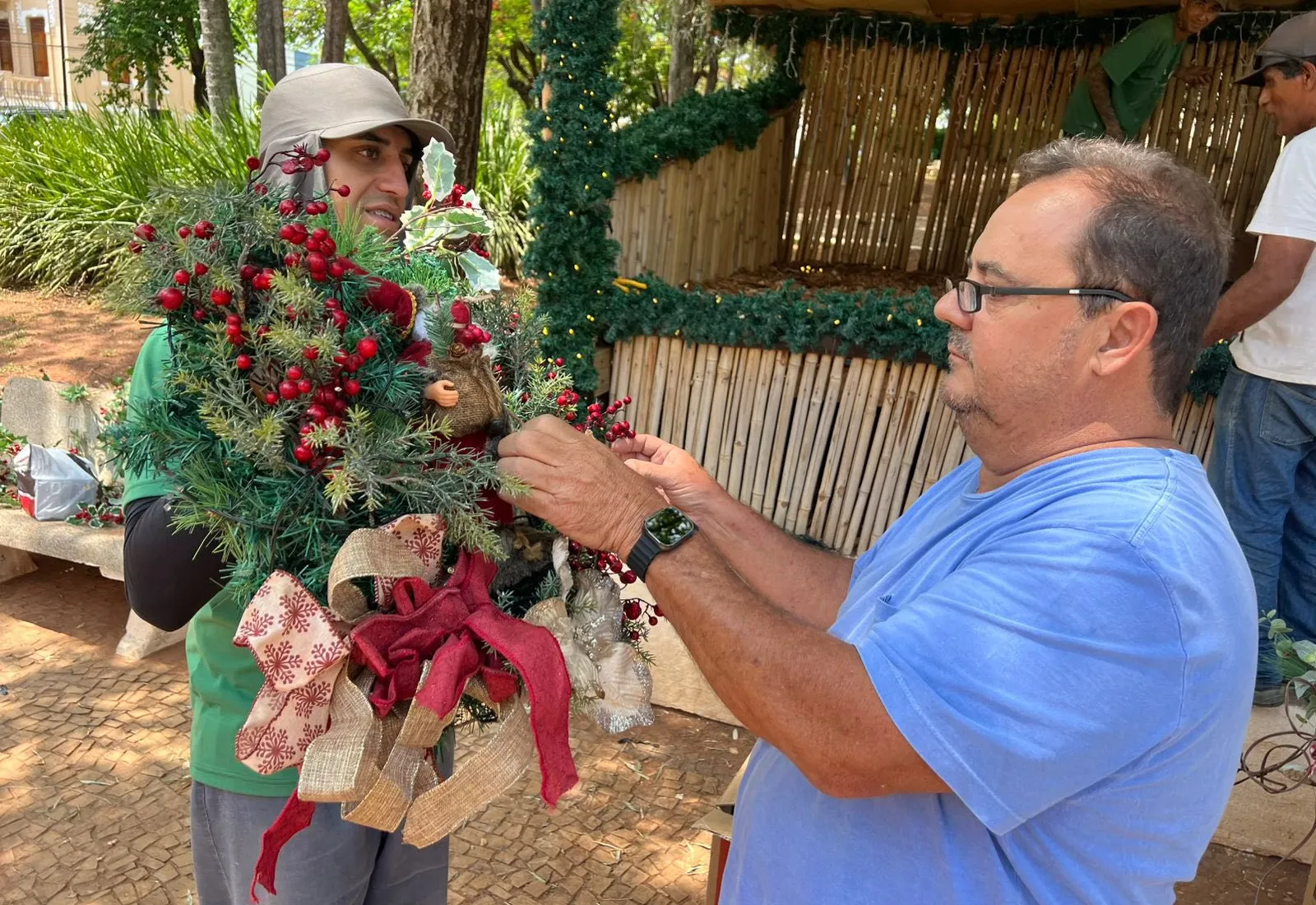 PREFEITURA INICIA DECORAÇÃO NATALINA NA PRAÇA DA MATRIZ! 