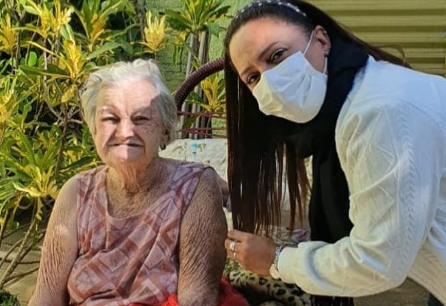 SAÚDE EM CASA – PACIENTES ACAMADOS SÃO VACINADOS CONTRA GRIPE E COVID-19 