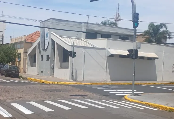 PREFEITURA REFORÇA SINALIZAÇÃO VIÁRIA EM CRUZAMENTO IMPORTANTE DA CIDADE