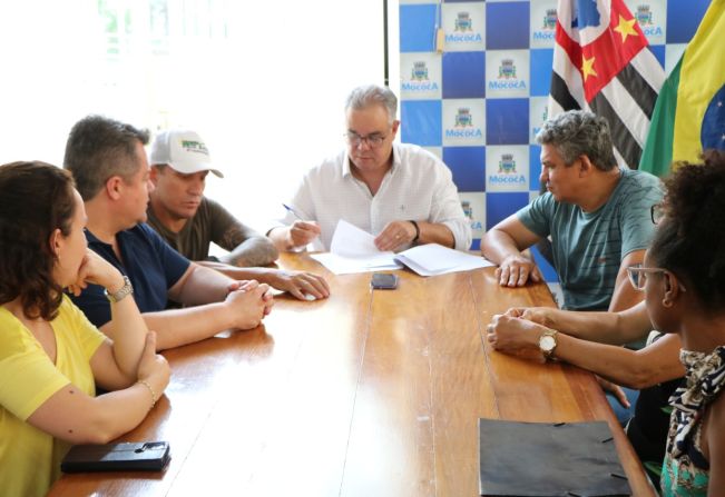 PREFEITO EDUARDO BARISON ASSINA TERMO DE COLABORAÇÃO COM APAE QUE CONCRETIZA DOAÇÃO DE R$ 289.089,54 EM FAVOR DA ASSOCIAÇÃO