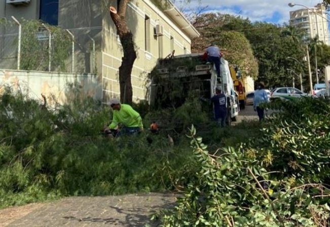 AÇÕES DE LIMPEZA DA PREFEITURA PERCORREM OS BAIRROS DE MOCOCA.