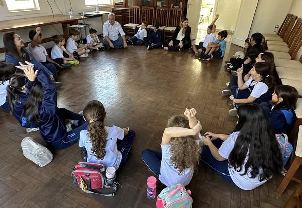 ALUNOS DO COLÉGIO MARIA IMACULADA VISITAM O GABINETE MUNICIPA