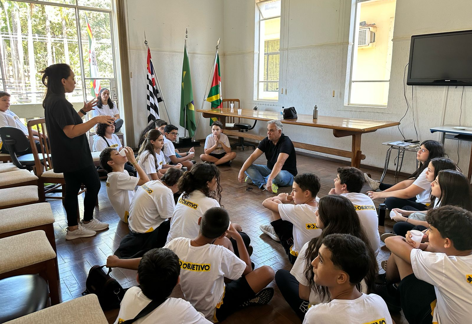 ALUNOS DA ESCOLA CASTELO DE MOCOCA REALIZAM VISITA AO GABINETE MUNICIPAL