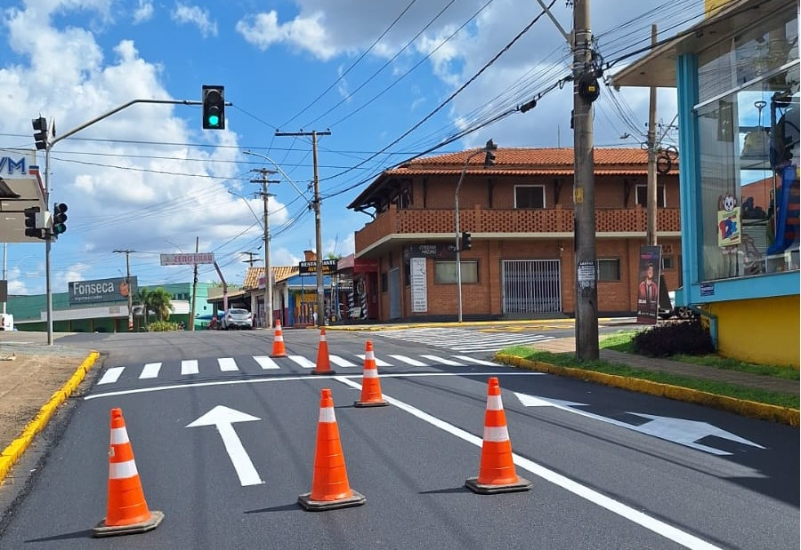 REFORÇANDO A SINALIZAÇÃO DE TRÂNSITO NO CENTRO DE MOCOCA