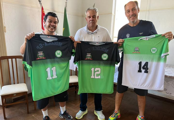 ENTREGA DE NOVOS UNIFORMES PARA A EQUIPE DE VÔLEI DE BASE 