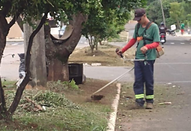 EQUIPE DA LIMPEZA PÚBLICA A TODO VAPOR