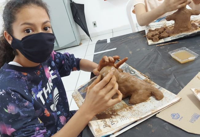CRIANÇAS PARTICIPAM DE OFICINA DE ARGILA NA CASA DE CULTURA ROGÉRIO CARDOSO 