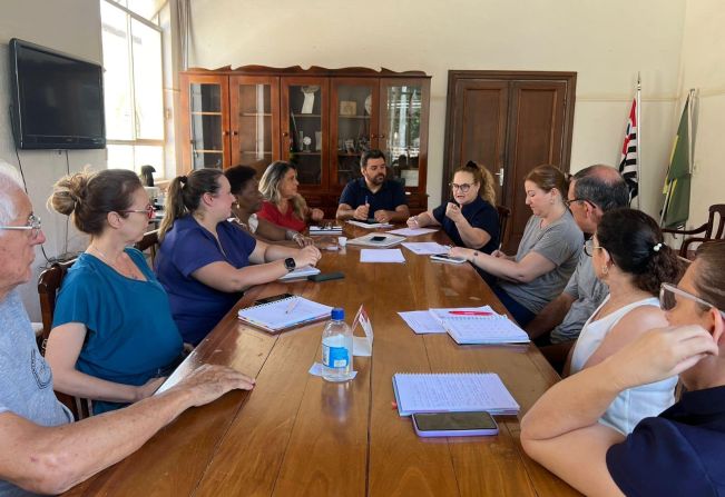 REUNIÃO NO GABINETE MUNICIPAL DE MOCOCA ALINHA AÇÕES DE COMBATE À ARBOVIROSE URBANA 